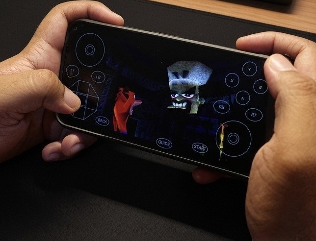 Crash Bandicoot streamed to the phone